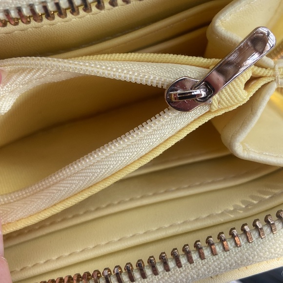 Cute yellow a•n•d eawy wallet. Never used! In new condition. - Picture 4 of 4